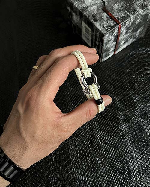 دستبند مردانه امگا کنفی سفید شیری 