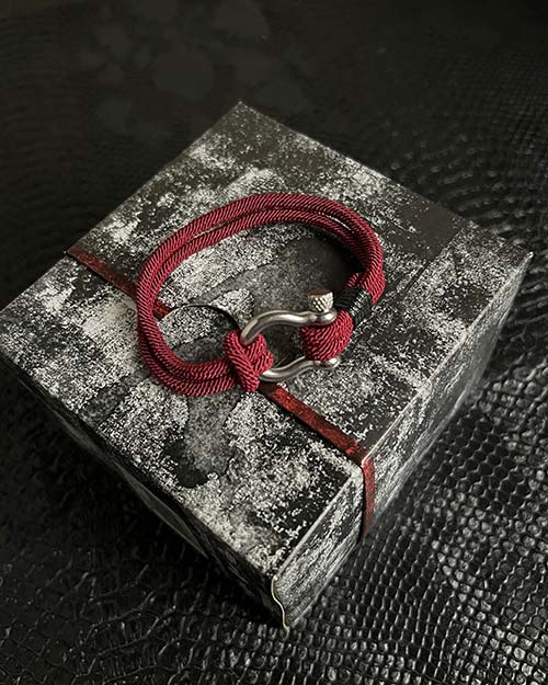 دستبند مردانه امگا کنفی زرشکی 